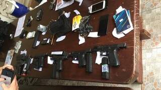 Armas apreendidas com quadrilha na casa de tio de Jarvis Pavão (Foto: Divulgação)