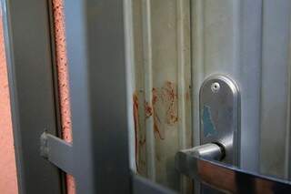 Marca de sangue na fechadura da residência da vítima. (Foto: André Bittar) 