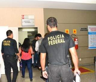 Policiais apreenderam documentos no Hospital do Câncer. (Foto: Simão Nogueira)