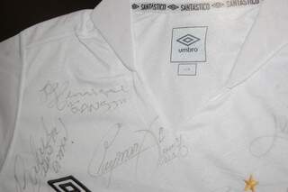 Todos os jogadores do Santos autografaram a camiseta. 
