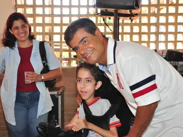  Prefeito assina conv&ecirc;nio para constru&ccedil;&atilde;o de escola e entrega kits