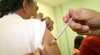 Homem sendo vacinado em posto de saúde da Capital (Foto: Edemir Rodrigues/ Governo do Estado)
