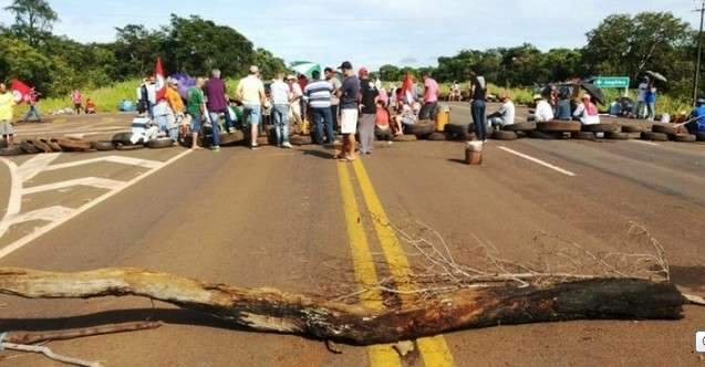 Grupo de sem-terra bloqueia quatro rodovias em protesto contra despejo