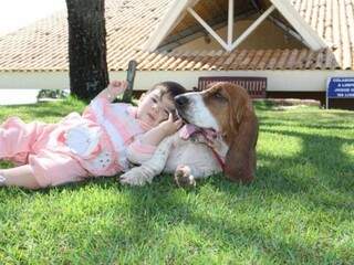 Carolzinha e o cachorro de casa. Um dos maiores apegos da menininha. (Fotos: Arquivo Pessoal)