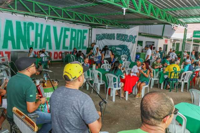 Com costela feita no tambor, torcedores do Palmeiras celebram 105 anos do time