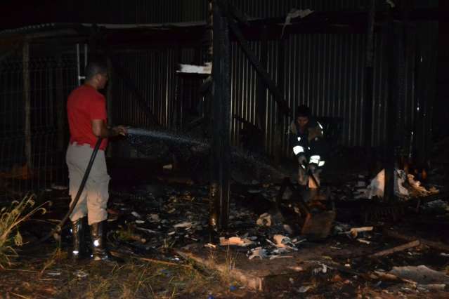 Inc&ecirc;ndio em vegeta&ccedil;&atilde;o se alastra e atinge galp&atilde;o de loja no Paulo Coelho Machado