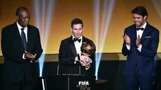 Messi recebeu troféu das mãos do brasileiro Kaká, em Zurique, Suiça. (Foto: Uol)