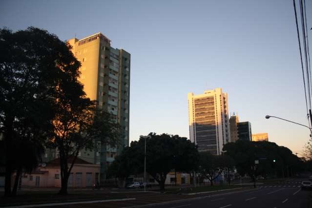 Ter&ccedil;a-feira de c&eacute;u claro e calor em Campo Grande 