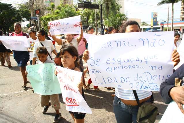 Ap&oacute;s protesto, moradores da favela Cidade de Deus se re&uacute;nem com prefeito