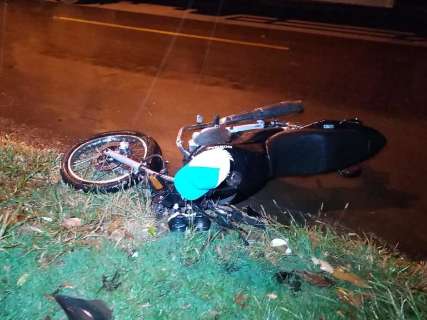 Motociclista de 29 anos morre ao bater em carreta estacionada