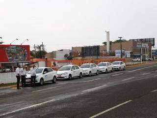 Taxistas foram realocados para Avenida Duque de Caxias (Foto: Paulo Francis)