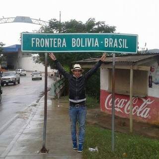 Stick na fronteira da Bolívia com o Brasil. (Foto: Reprodução/Facebook)
