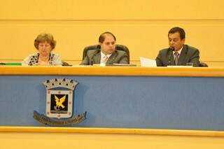 Ao lado de Mario Cesar, Delei Pinheiro lê relatório sobre pedido de Comissão Processante (Foto: Fernando Antunes)