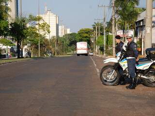 Policiais foram posicionados em praticamente todas as esquinas da Afonso Pena (foto: Simão Nogueira)