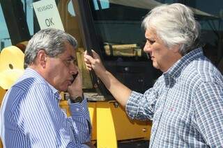 O governador André Puccinelli, no celular, falando com o governador do Ceará, ao lado do senador Delcídio do Amaral. (Foto: Marcos Ermínio)