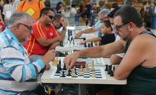 Participantes novatos e veteranos disputam partidas da modalidade blitz 5 minutos (Foto Fernando Antunes)