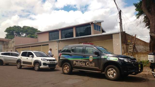 Para &quot;fugir de holofotes&quot;, suspeita de matar marido se entrega no interior 