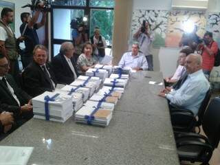 André entrega últimos documentos a equipe de transição de Reinaldo Azambuja (Foto: Leonardo Rocha)