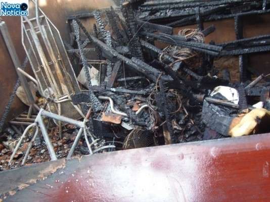 Inc&ecirc;ndio destr&oacute;i parte de casa em Nova Andradina