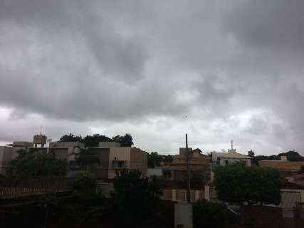 Céu carregado anuncia chegada de tempestade a Campo Grande