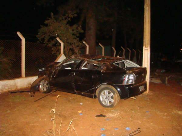  Motorista morre ap&oacute;s Astra capotar, bater em placas de sinaliza&ccedil;&atilde;o e em poste