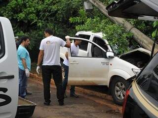 Momentos antes do corpo do empresário ser retirado da camionete após a colisão. (Foto: Alcides Neto) 
