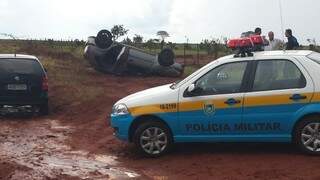Veículo saiu pelo lado direito da rodovia MS-040 e ficou com o teto voltado ao solo (Foto: Divulgação)