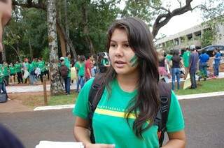 A estudante Suelen Duarte, 15 anos, quer o cumprimento da lei que garante os direitos dos professores (Foto: Simão Nogueira)