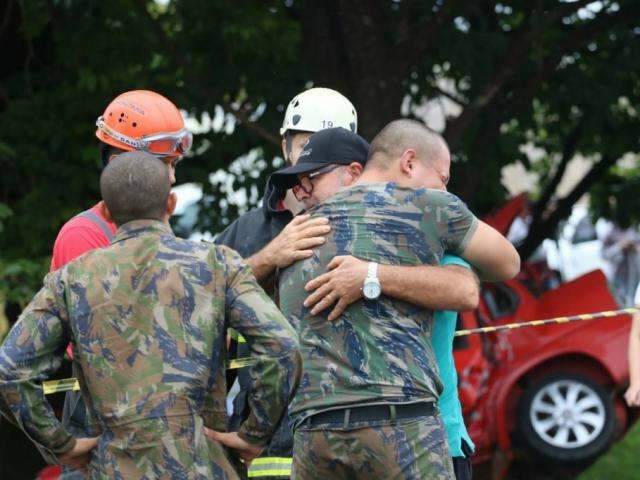 Após deixar filho na escola, casal bate em árvore na Gury Marques e morre