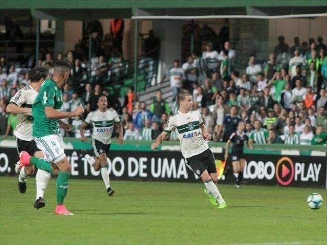 Palmeiras perde para o Coxa e chega a 4 jogos sem marcar no Brasileiro