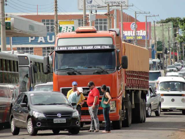  Acidente envolvendo cinco ve&iacute;culos tumultua avenida Costa e Silva