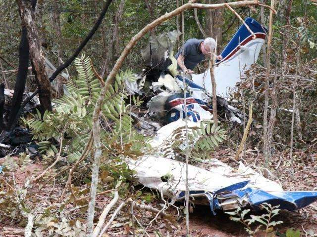 Polícia vai tentar remontar avião para descobrir motivo de queda 