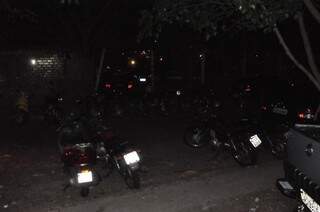 Escuridão toma conta da região e veículos ficam expostos a bandidos. (Foto: Marcelo Calazans)