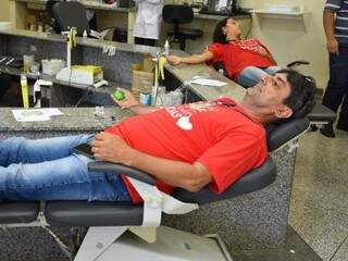 Colaboradores da Águas Guariroba durante doação de sangue (Foto: Divulgação)