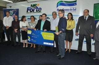 Governador André Puccinelli entregou R$ 200 mil em prêmios (foto: Marcelo Calazans)