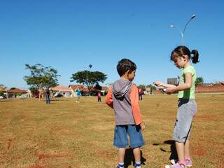 Crianças brincam em nova praça. (Foto: Simão Nogueira)