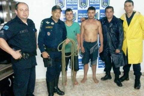 Ap&oacute;s serem arrastados por enxurrada, jovens s&atilde;o salvos por PMs
