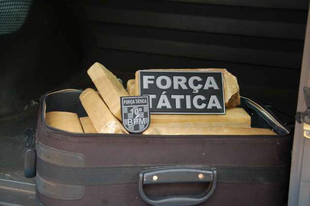  Dupla tenta fugir da Pol&iacute;cia com droga em mala, cai da moto e acaba presa