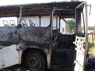 Ônibus estava estacionado no pátio de um Posto de Combustível e ficou completamente destruído (Foto: Marcos Ermínio)