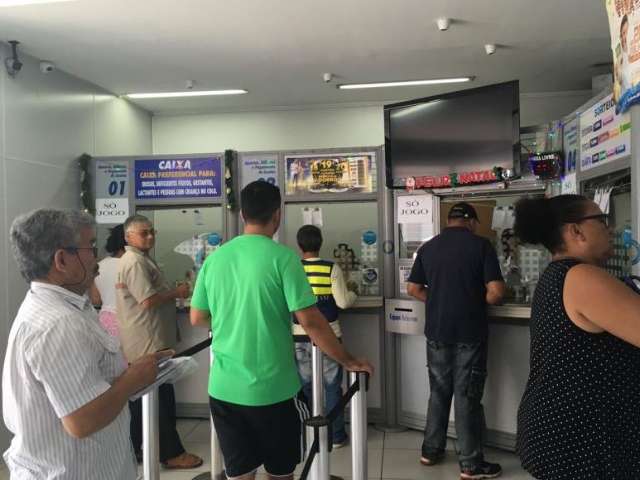 No &uacute;ltimo minuto, apostadores encaram fila sonhando com R$ 255 milh&otilde;es