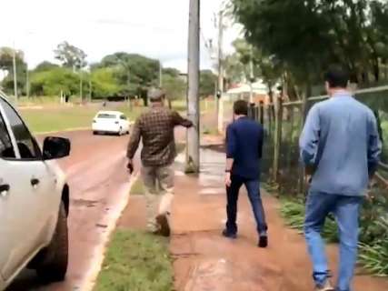 Na Vila Popular, prefeito manda limpar bueiros e adota medidas emergenciais