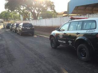 Viaturas da Polícia Civil durante operação nesta sexta-feira em Nova Andradina (Foto: Luis Gustavo/Jornal da Nova)