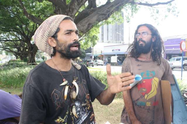 Grupo de artistas protesta contra proibi&ccedil;&atilde;o de venda de artesanato no Centro