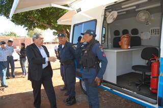 Governador André Puccinelli cumprimenta policiais em unidade móvel instalada na Vila Nhá-Nhá. (Foto: Simão Nogueira).