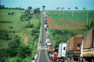 Bloqueio fechou rodovia ontem em Itaquiraí. (Foto: Umberto Zum)