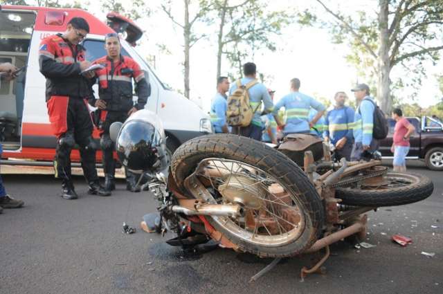 Colisão entre moto e automóvel deixa trânsito lento na região do Rádio Clube