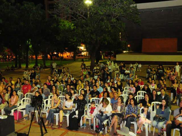  Grupo teatral boliviano conscientiza e diverte  p&uacute;blico na pra&ccedil;a do R&aacute;dio