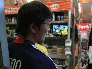 Renan Tsuha levou uma televisão para o trabalho no Mercado Municipal, mas o foco foram as vendas do dia (Foto: Marina Pacheco)
