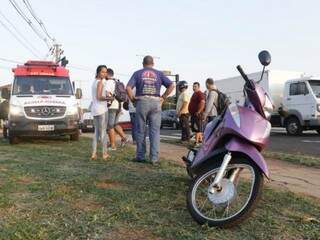 Motocicleta em que as vítimas estavam (Foto: Kisie Ainoã)