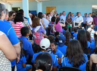 Governador anuncia estímulo ao bom aluno em inauguração de ampliação de escola em Deodápolis. (Foto: Divulgação)